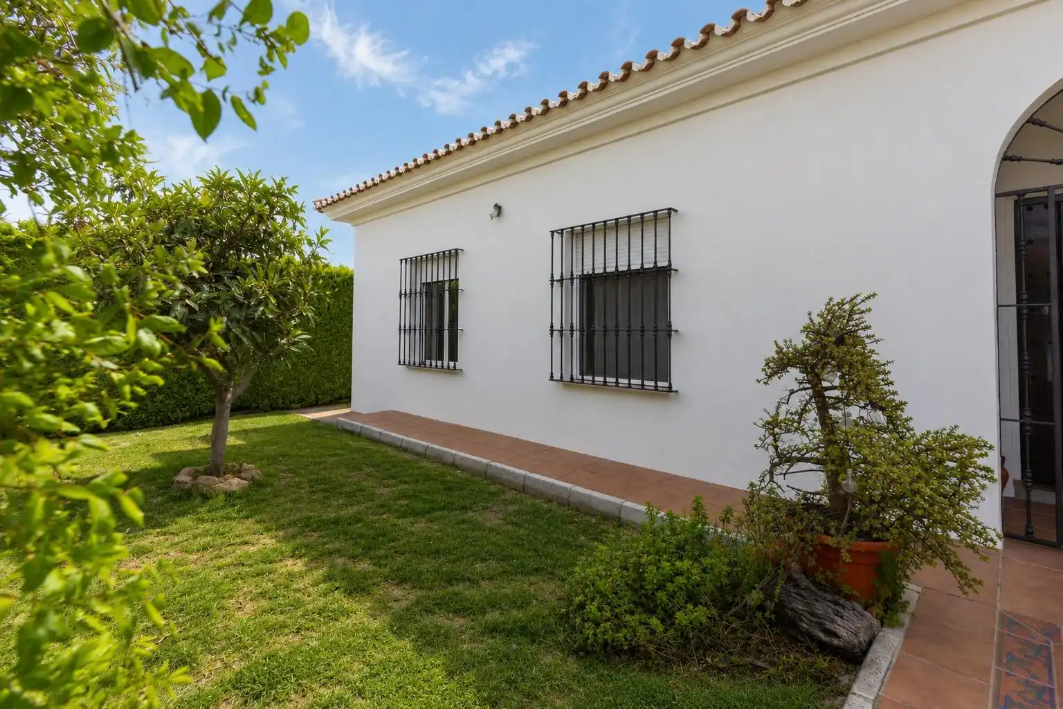Vista exterior de Casa o xalet en venda en Sanlúcar la Mayor amb Jardí privat, Traster i Piscina