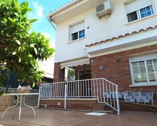 Vista exterior de Casa adosada en venda en Calafell amb Aire condicionat, Calefacció i Jardí privat