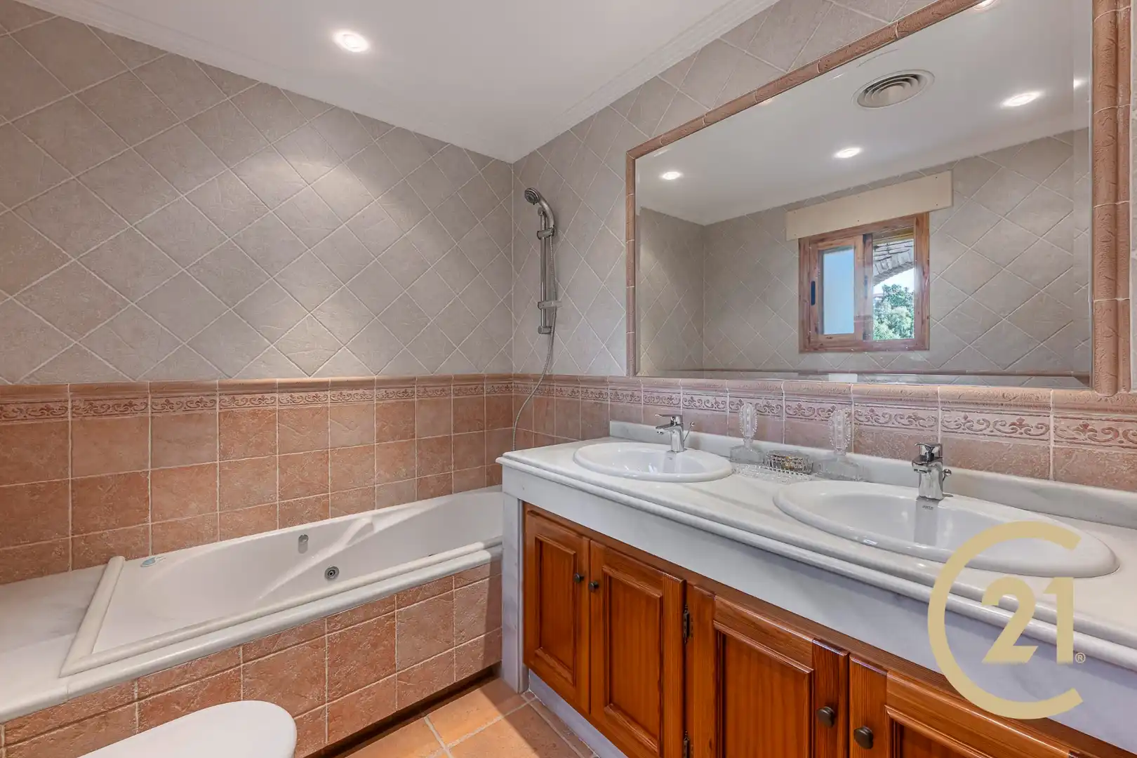 Baño de Casa adosada en venta en Benahavís con Aire acondicionado, Jardín privado y Terraza