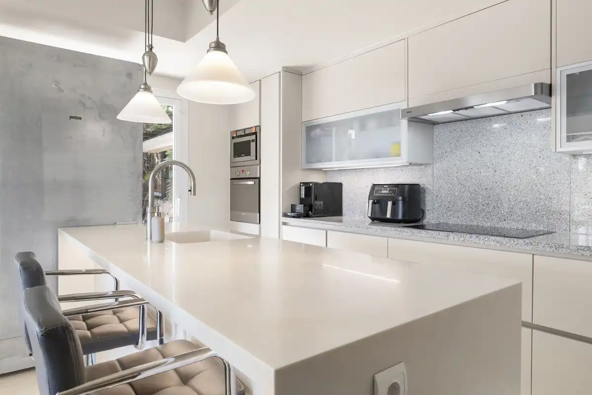 Cocina de Casa o chalet en venta en Manilva con Aire acondicionado, Jardín privado y Terraza