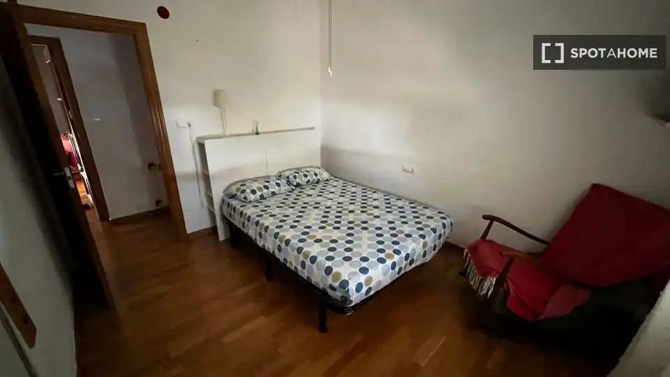 Habitación de Piso de alquiler en La Pobla de Vallbona con Aire acondicionado, Calefacción y Amueblado