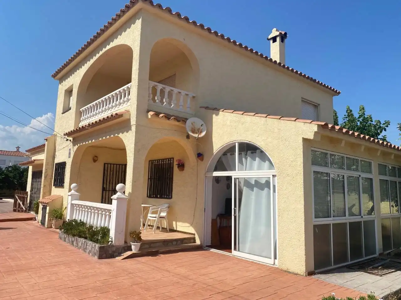 Vista exterior de Casa o xalet en venda en Mont-roig del Camp amb Jardí privat, Piscina i Moblat