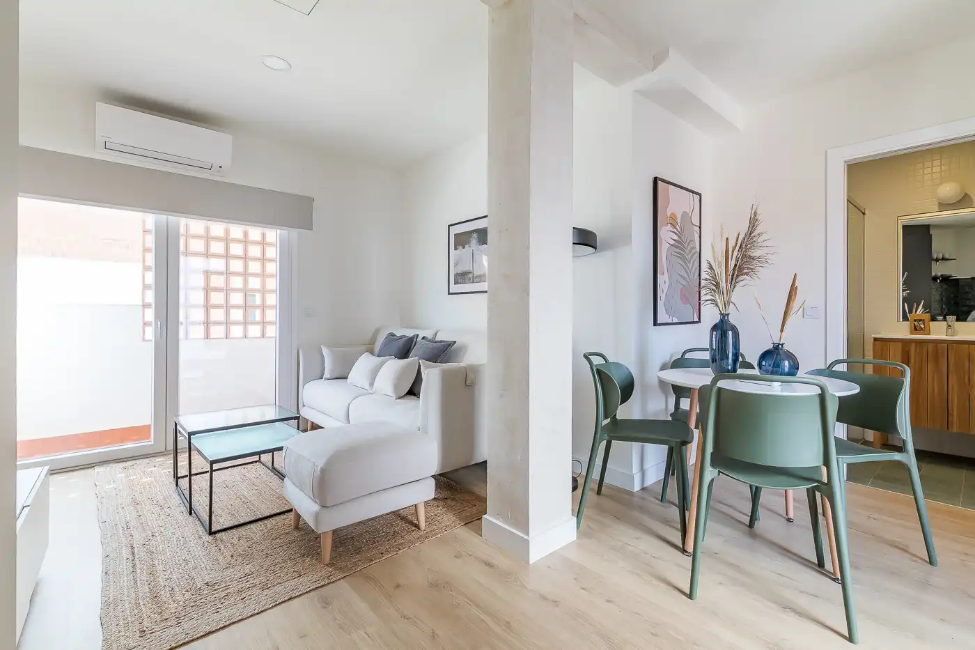 Living room of Flat for rent in Madrid  with Furnished, Oven and Balcony