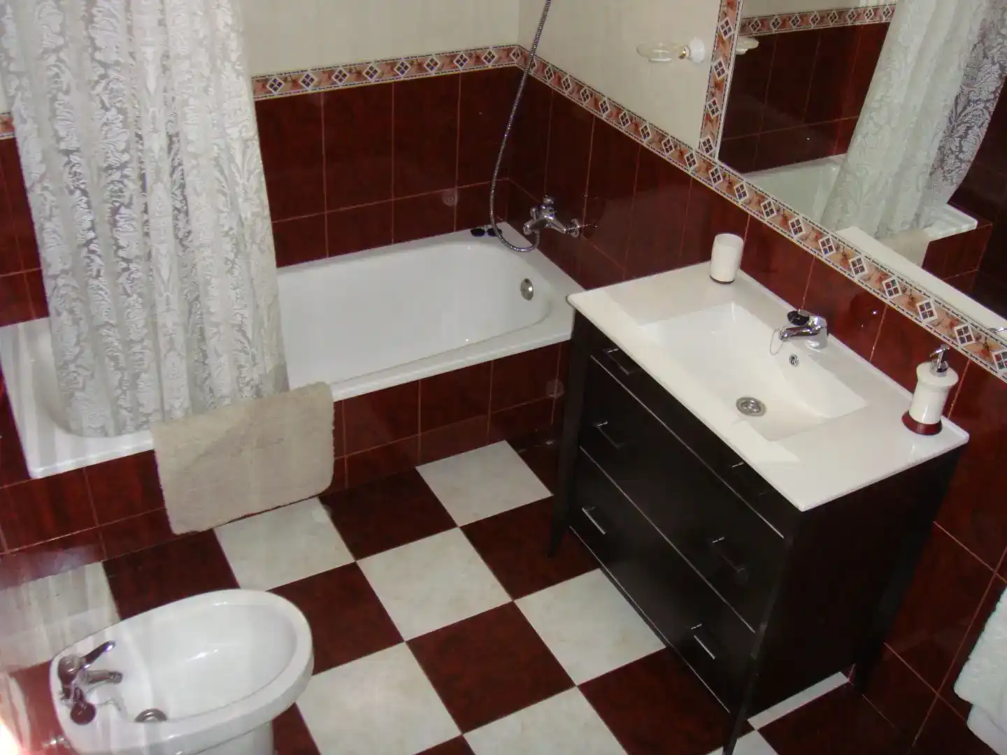 Badezimmer von Wohnung zur Miete in Almodóvar del Río mit Klimaanlage und Möbliert