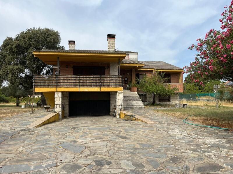 Exterior view of House or chalet for sale in Cazalegas  with Swimming Pool