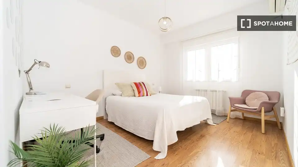 Bedroom of Flat for share in Sevilla la Nueva  with Air Conditioner, Heating and Furnished