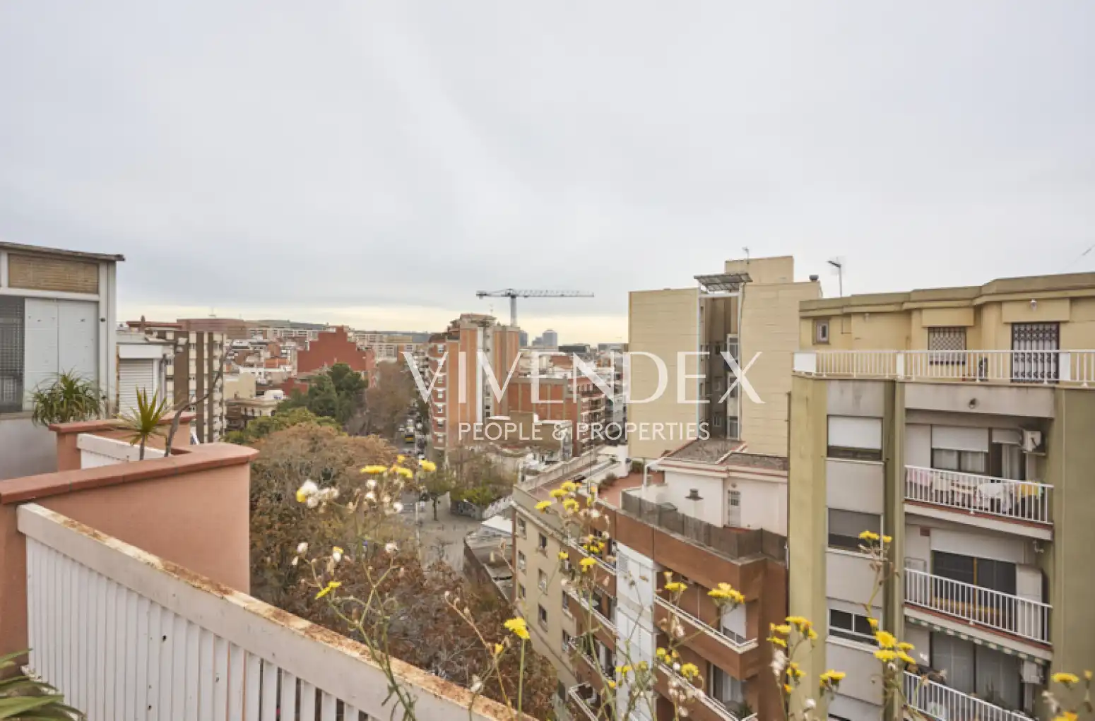 Vista exterior de Ático en venta en L'Hospitalet de Llobregat con Aire acondicionado, Calefacción y Terraza