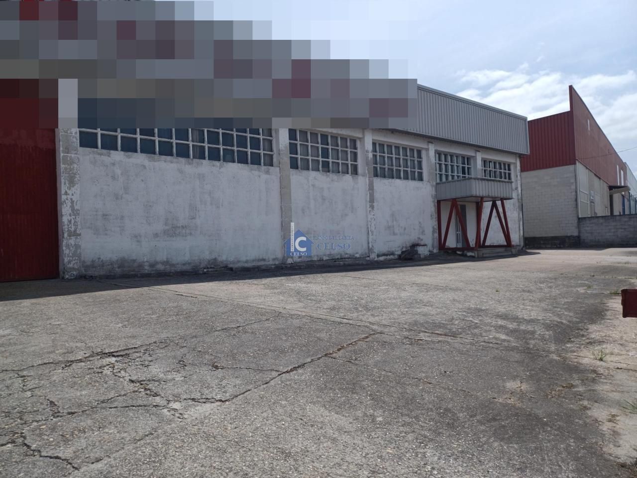 Vista exterior de Nau industrial en venda en San Cibrao das Viñas