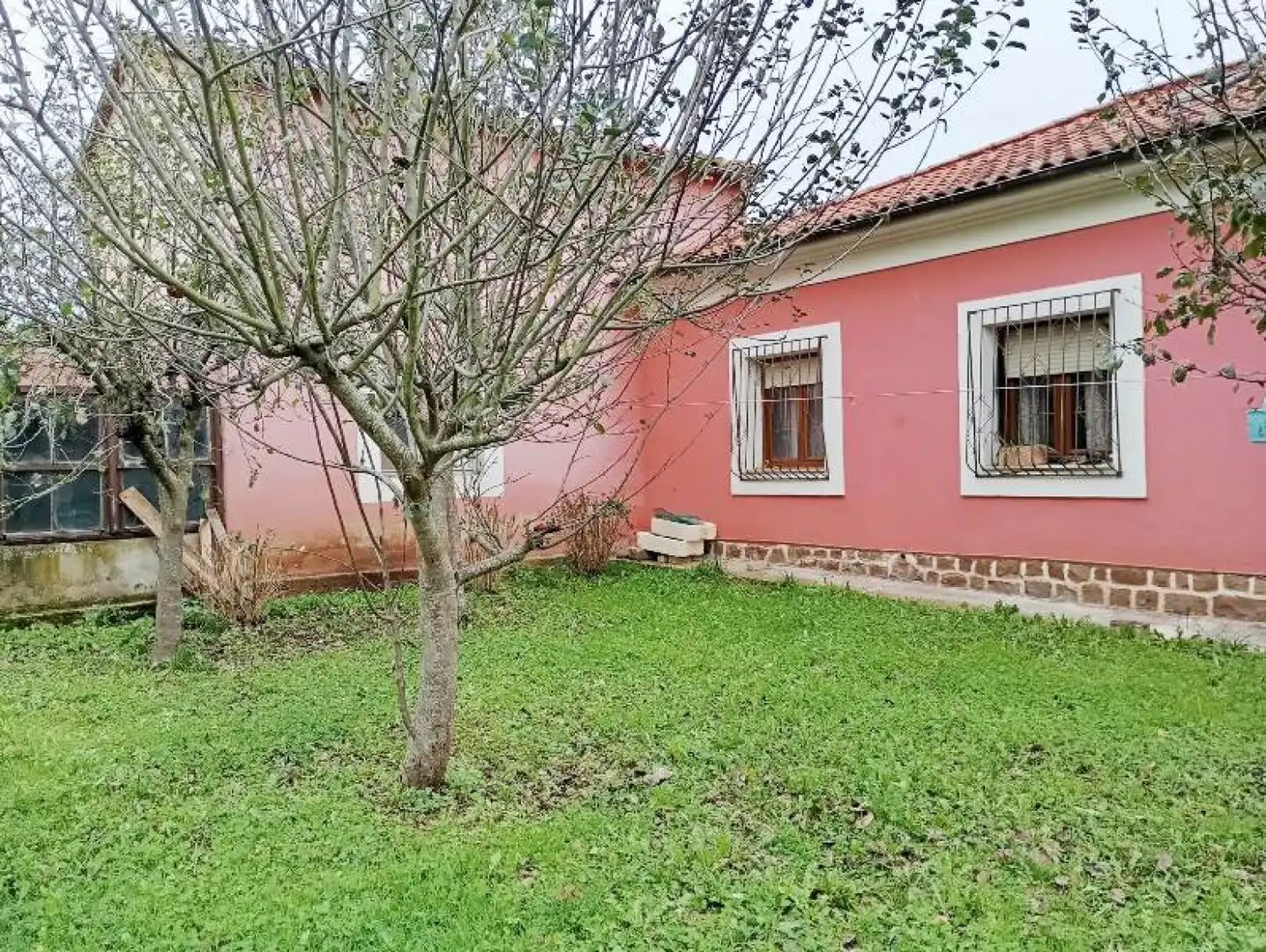 Vista exterior de Casa o chalet en venta en Los Corrales de Buelna  con Calefacción, Jardín privado y Terraza