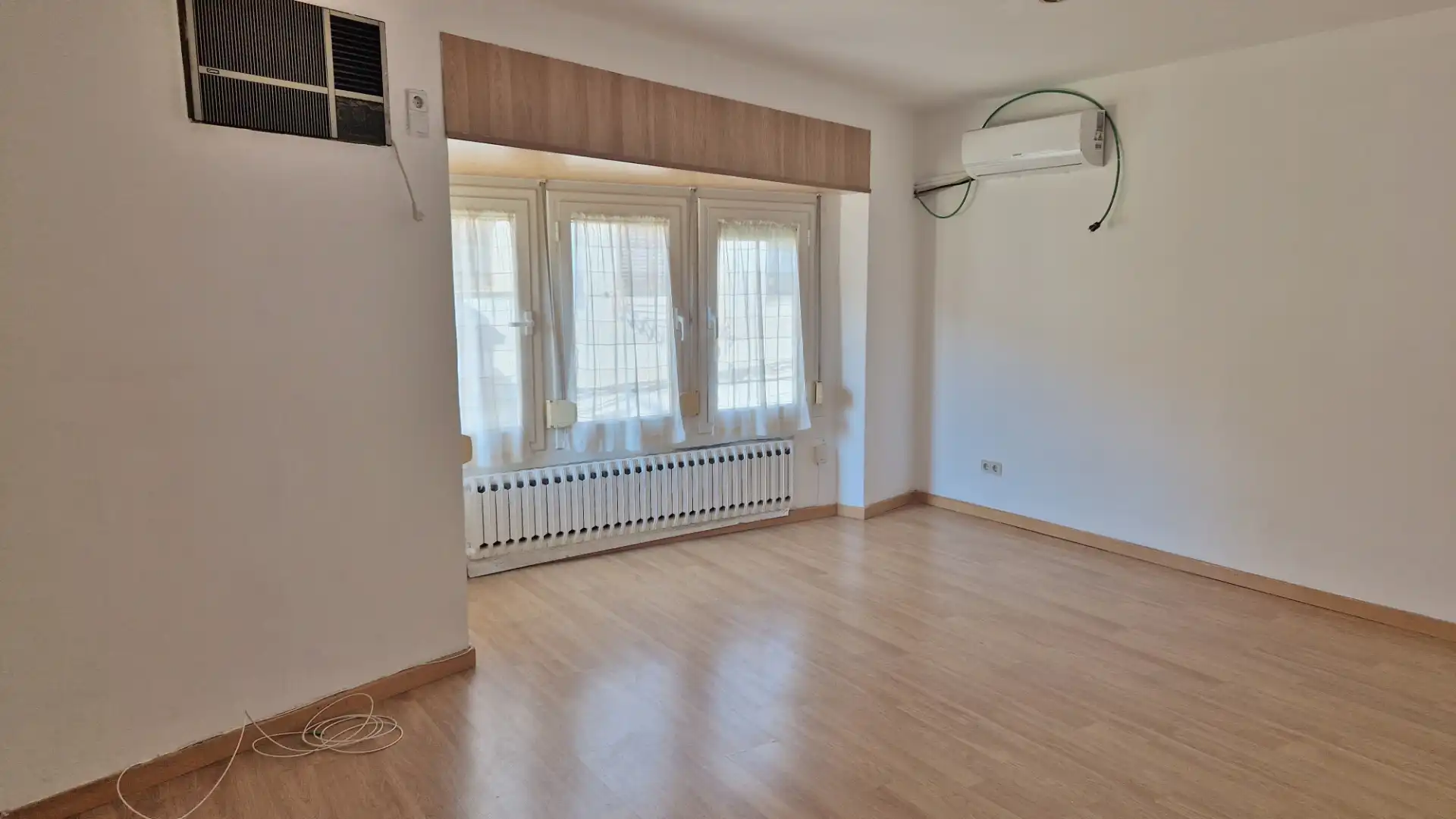 Living room of Flat for rent in Rosselló  with Air Conditioner, Heating and Parquet flooring