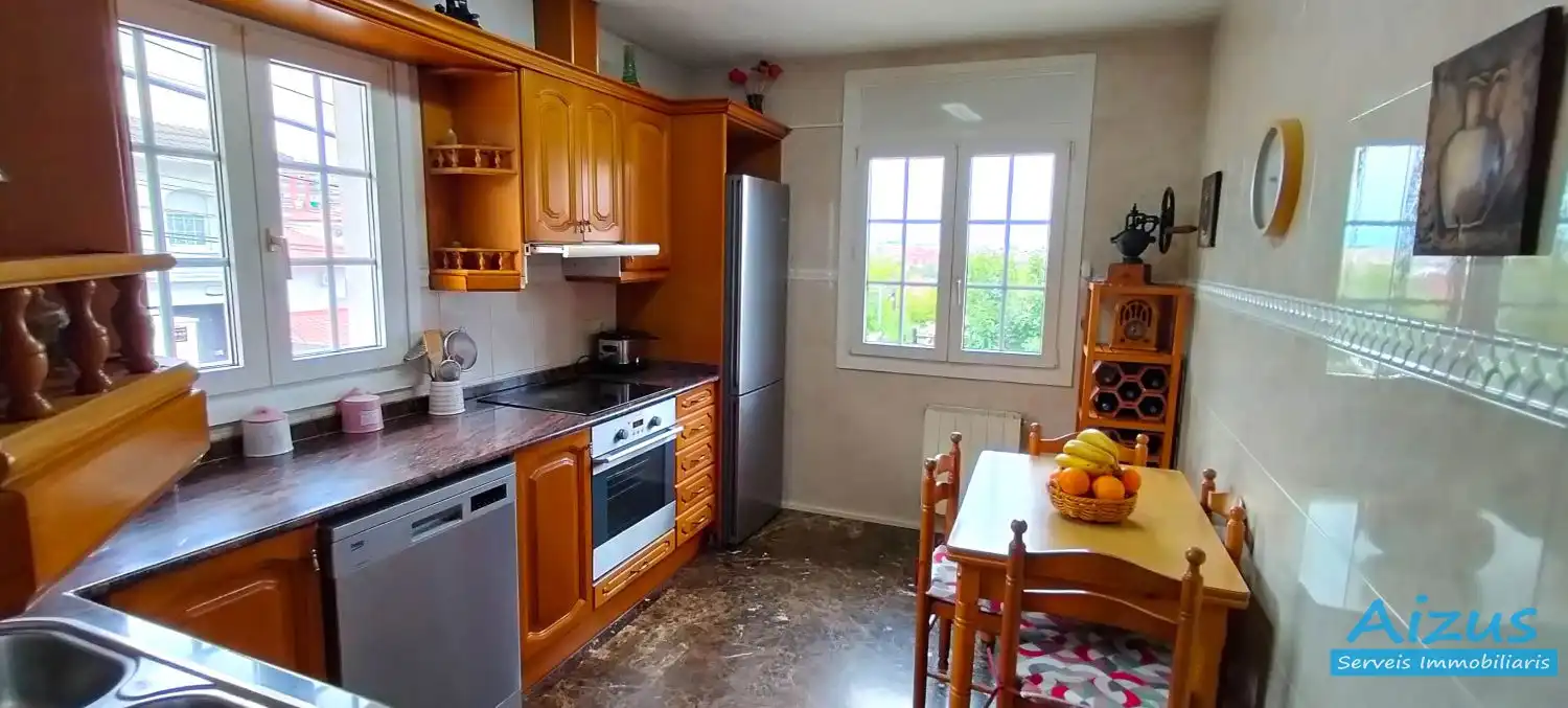 Cuina de Casa o xalet en venda en Cerdanyola del Vallès amb Aire condicionat, Calefacció i Jardí privat