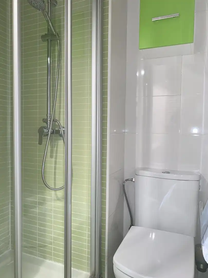 Badezimmer von Dachboden zur Miete in Madrid mit Klimaanlage, Heizung und Möbliert