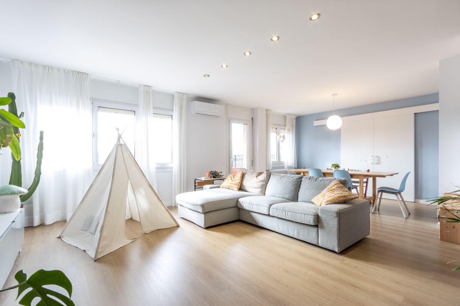 Living room of Flat for sale in Terrassa  with Heating, Parquet flooring and Terrace