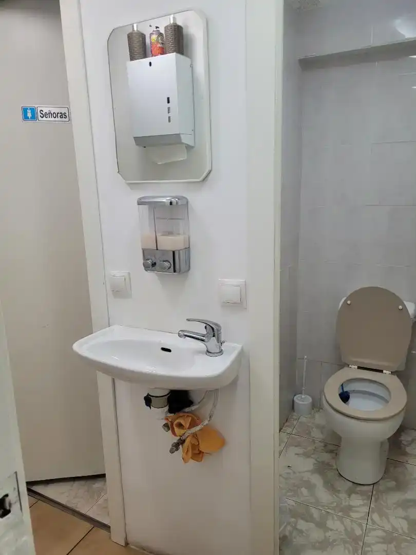 Bathroom of Commercial properties for rent in Madrid  with Air Conditioner