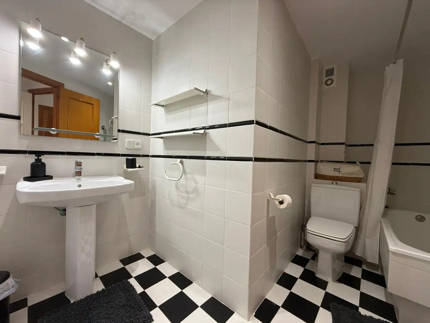 Baño de Piso en venta en Valencia con Aire acondicionado, Terraza y Amueblado