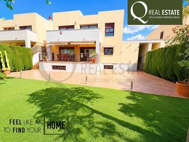 Detached house with pool for sale in Calle Capricorn