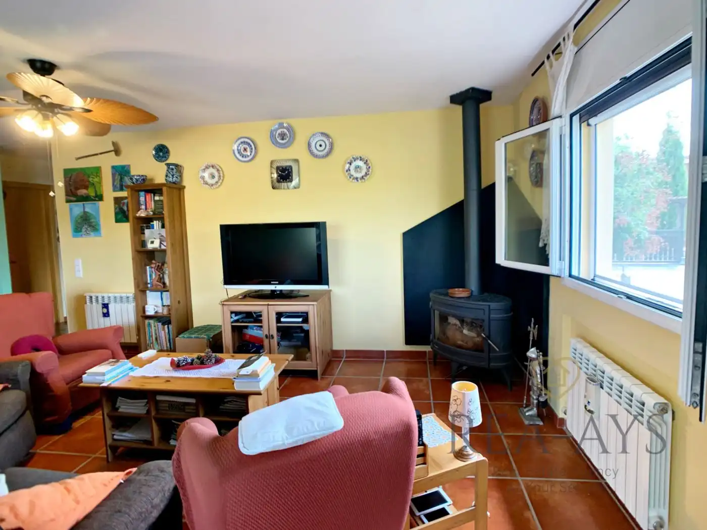 Sala d'estar de Casa o xalet en venda en Olesa de Bonesvalls amb Jardí privat, Terrassa i Traster