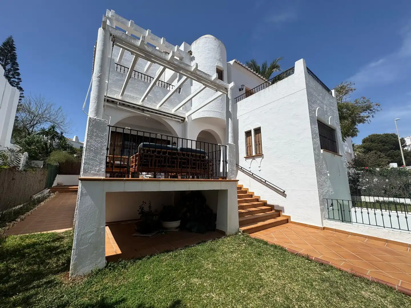 Vista exterior de Casa o xalet en venda en Roquetas de Mar amb Aire condicionat, Jardí privat i Terrassa