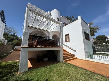 Chalet con piscina en venta en Avenida Villa África 56