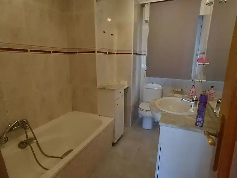 Badezimmer von Wohnung zur Miete in Burgos Capital