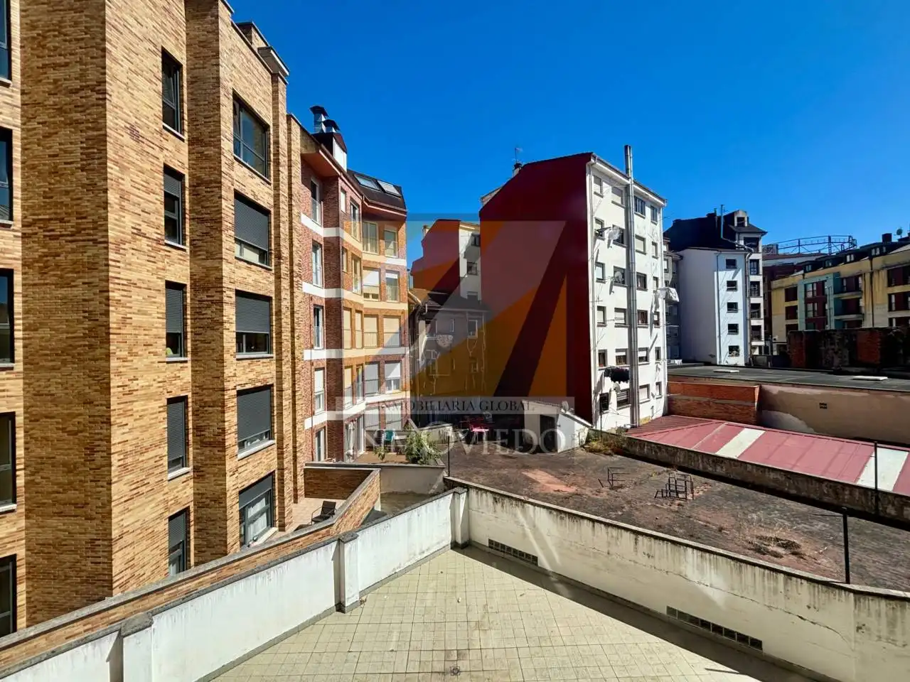 Vista exterior de Pis en venda en Oviedo  amb Calefacció i Moblat