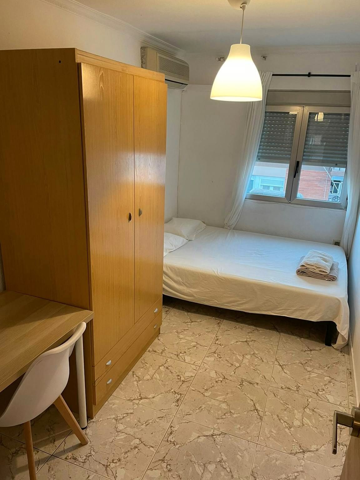 Bedroom of Flat to share in  Valencia Capital  with Air Conditioner, Heating and Washing machine