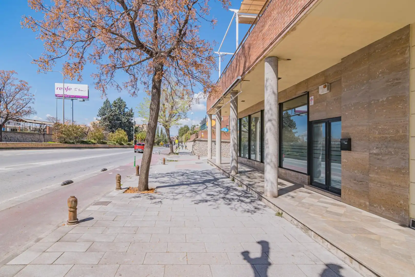 Vista exterior de Local en venda en Granada amb Aire condicionat