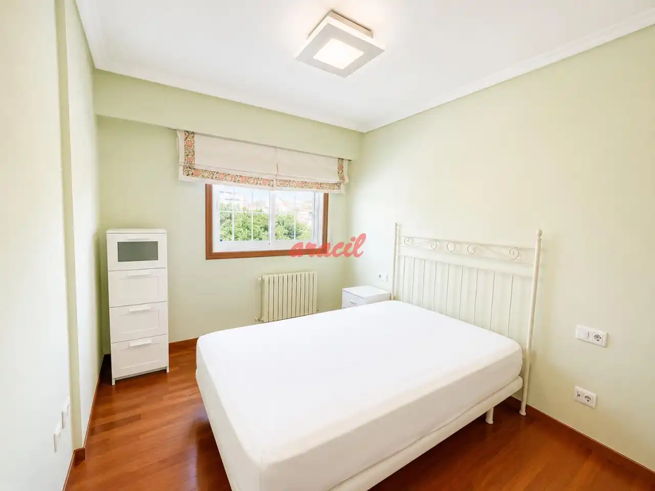Dormitori de Apartament de lloguer en Ourense Capital  amb Calefacció, Moblat i Balcó