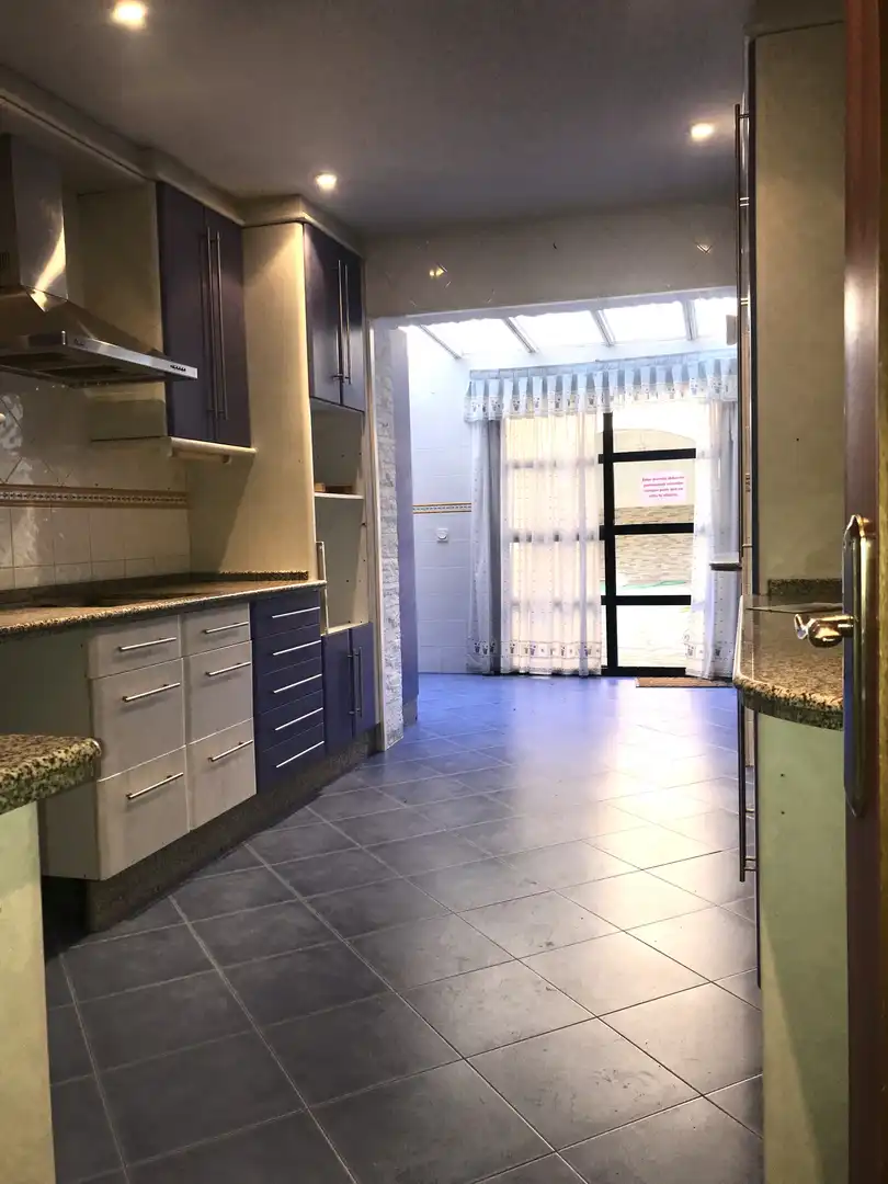 Cocina de Casa adosada en venta en Plasencia con Aire acondicionado, Calefacción y Jardín privado
