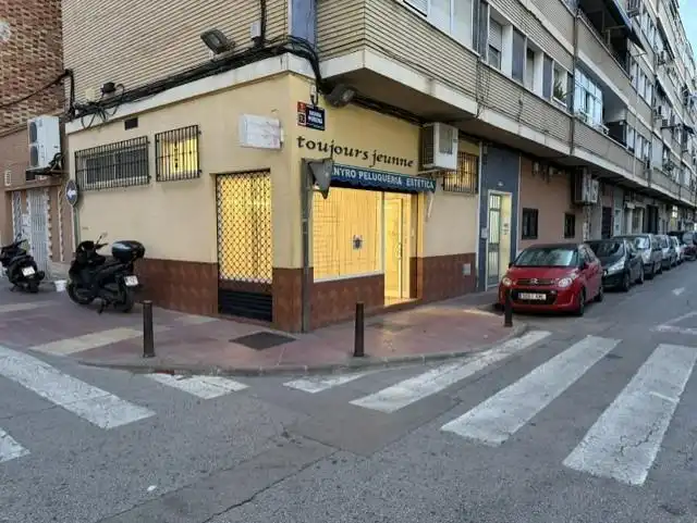 Gewerbefläche zum Verkauf in Calle de Sierra Morena 10