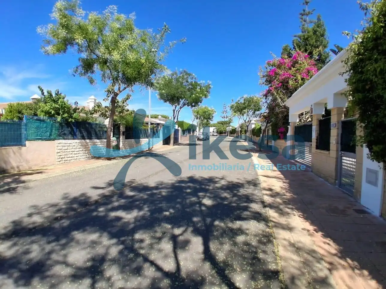 Vista exterior de Casa adosada en venda en El Portil amb Piscina comunitària