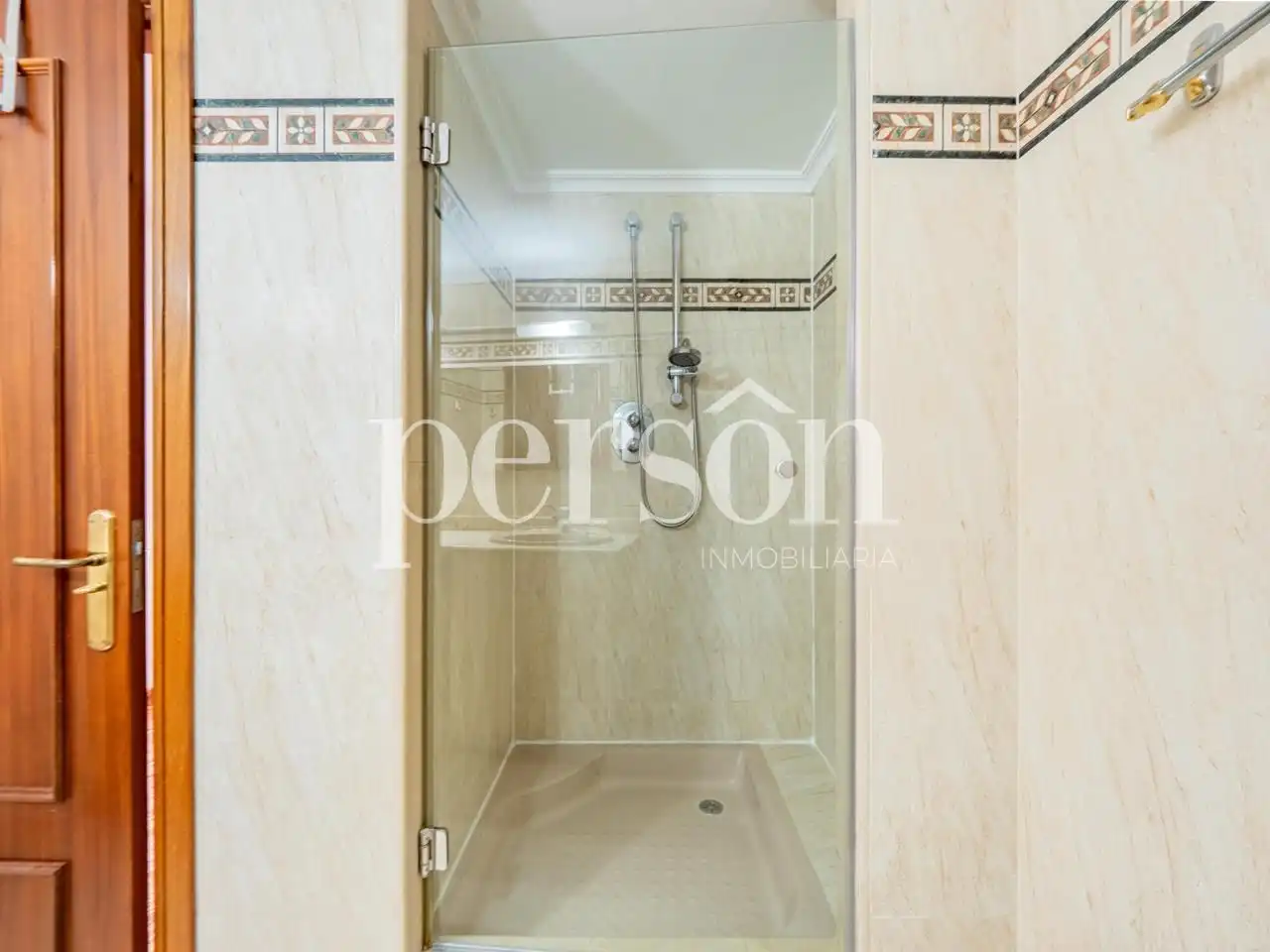 Baño de Piso de alquiler en Valencia con Aire acondicionado, Parquet y Amueblado