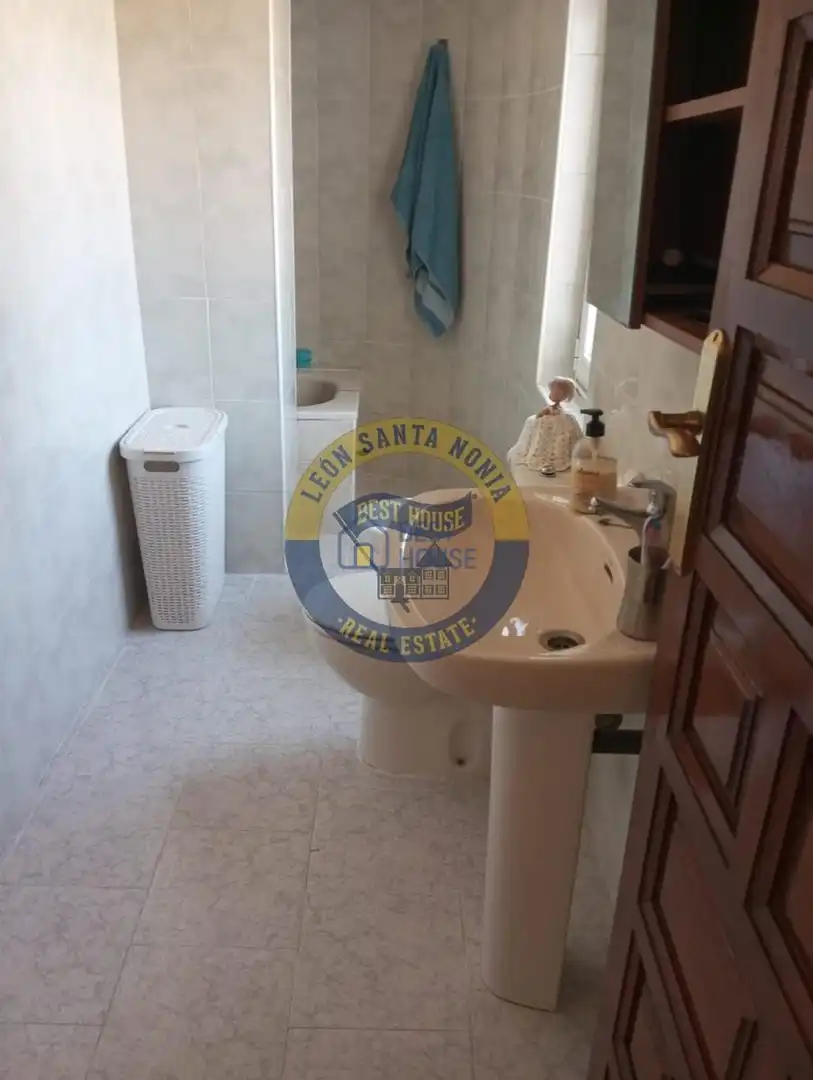 Bathroom of Houses for sale in Garrafe de Torío  with Heating, Parquet flooring and Terrace
