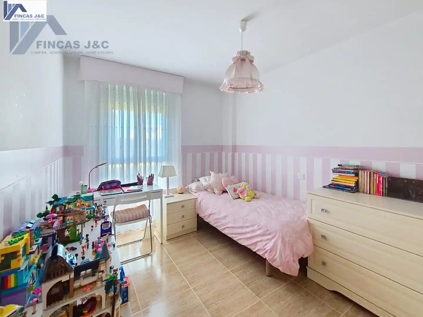 Habitación de Casa adosada en venta en Zaragoza con Aire acondicionado, Calefacción y Jardín privado