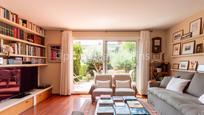 Sala d'estar de Casa adosada en venda en Corbera de Llobregat amb Aire condicionat, Terrassa i Piscina