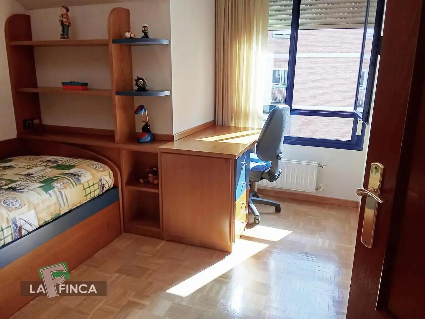 Habitación de Dúplex en venta en Oviedo  con Calefacción, Parquet y Trastero