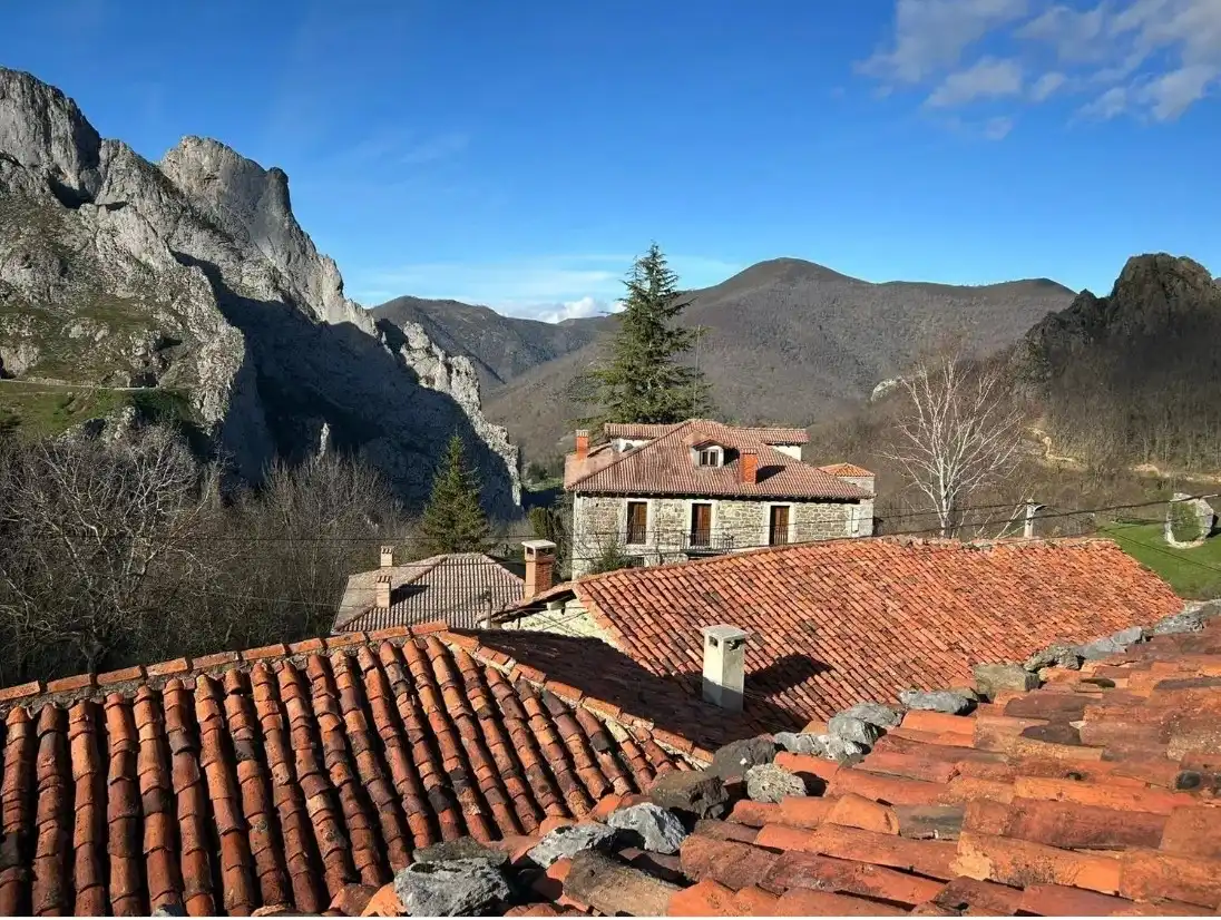 Vista exterior de Casa adosada en venta en Vega de Liébana con Terraza, Trastero y Balcón