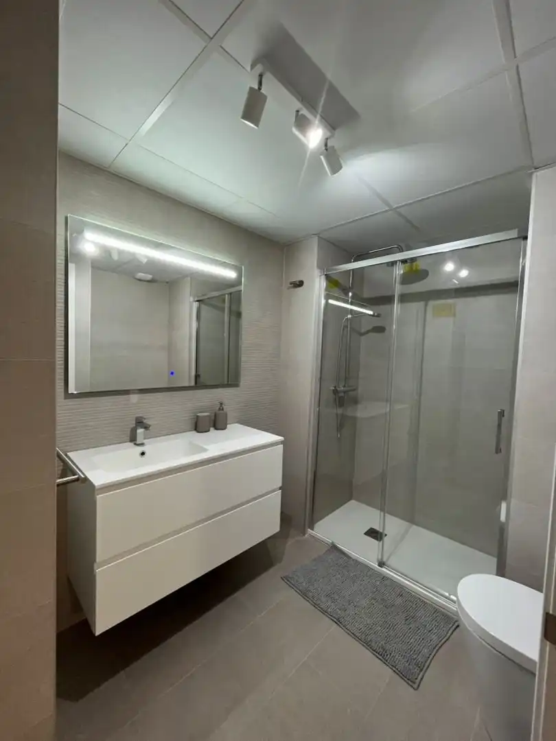 Badezimmer von Wohnung zur Miete in Valencia mit Klimaanlage, Heizung und Möbliert