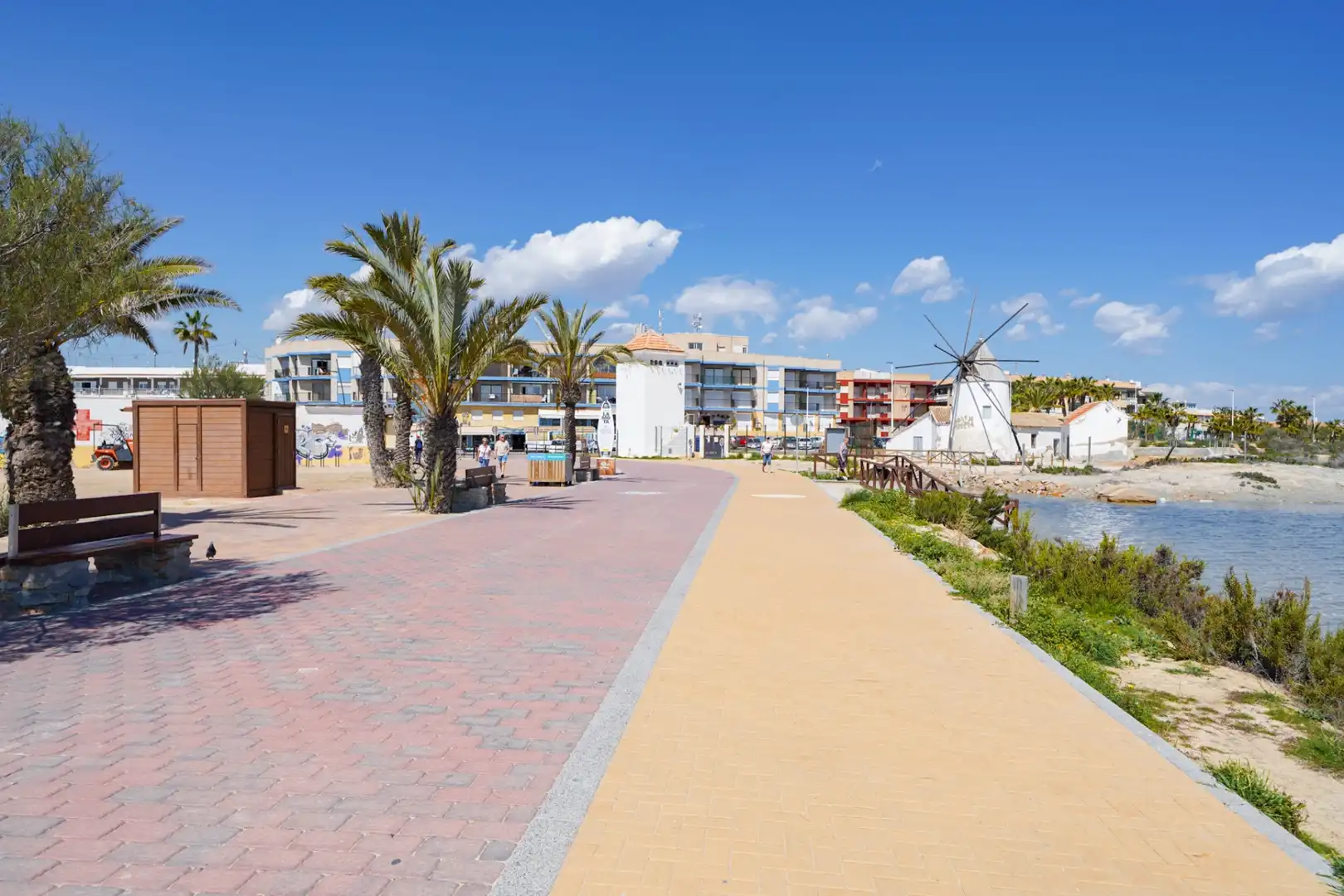 Vista exterior de Casa adosada en venda en San Pedro del Pinatar amb Aire condicionat, Jardí privat i Terrassa
