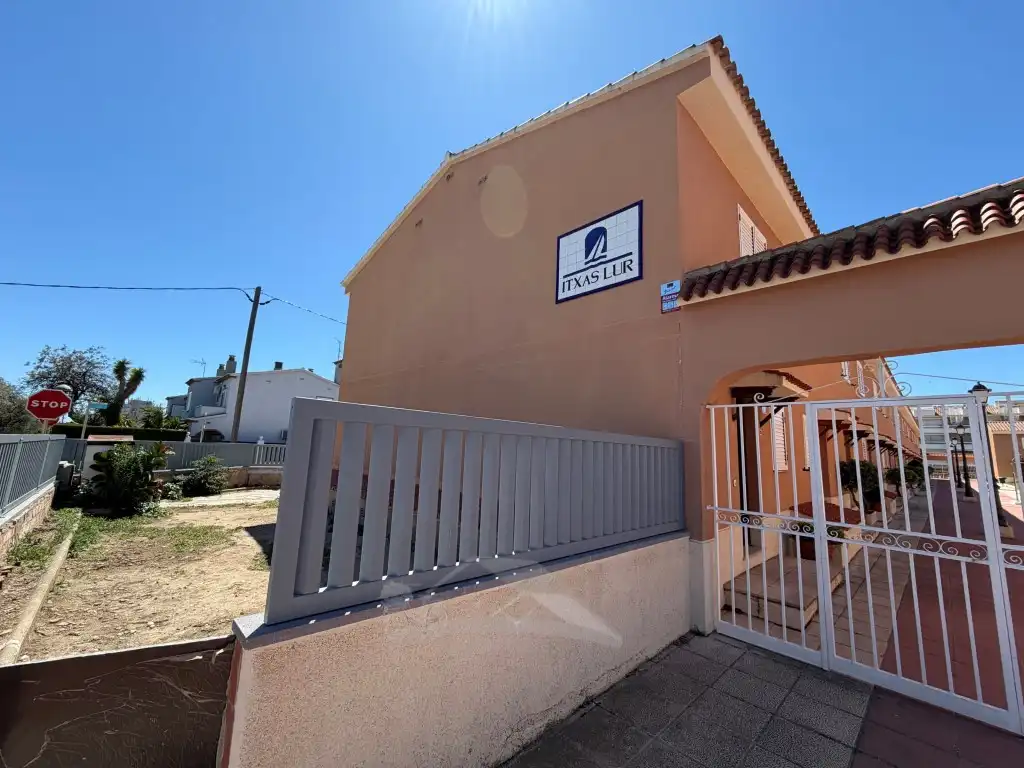 Vista exterior de Casa o xalet en venda en Cambrils amb Piscina comunitària