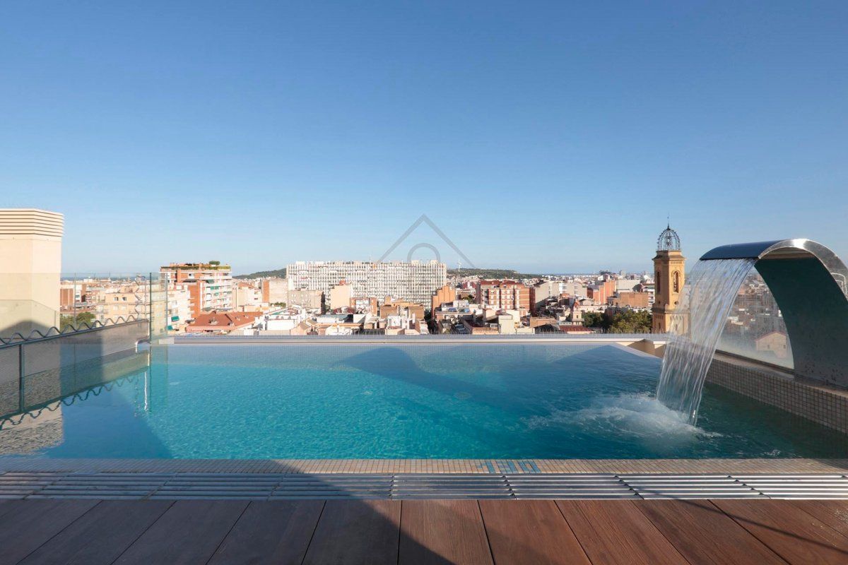 Piscina de Pis en venda en  Barcelona Capital amb Calefacció, Parquet i Terrassa