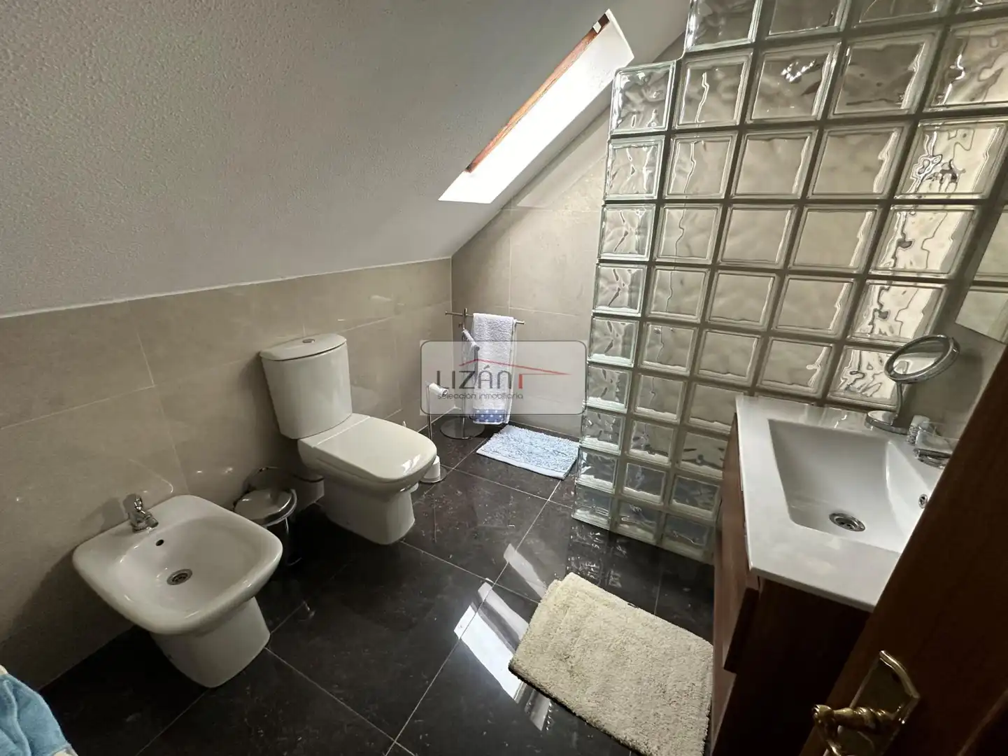 Bany de Casa o xalet en venda en Oviedo  amb Calefacció, Jardí privat i Terrassa
