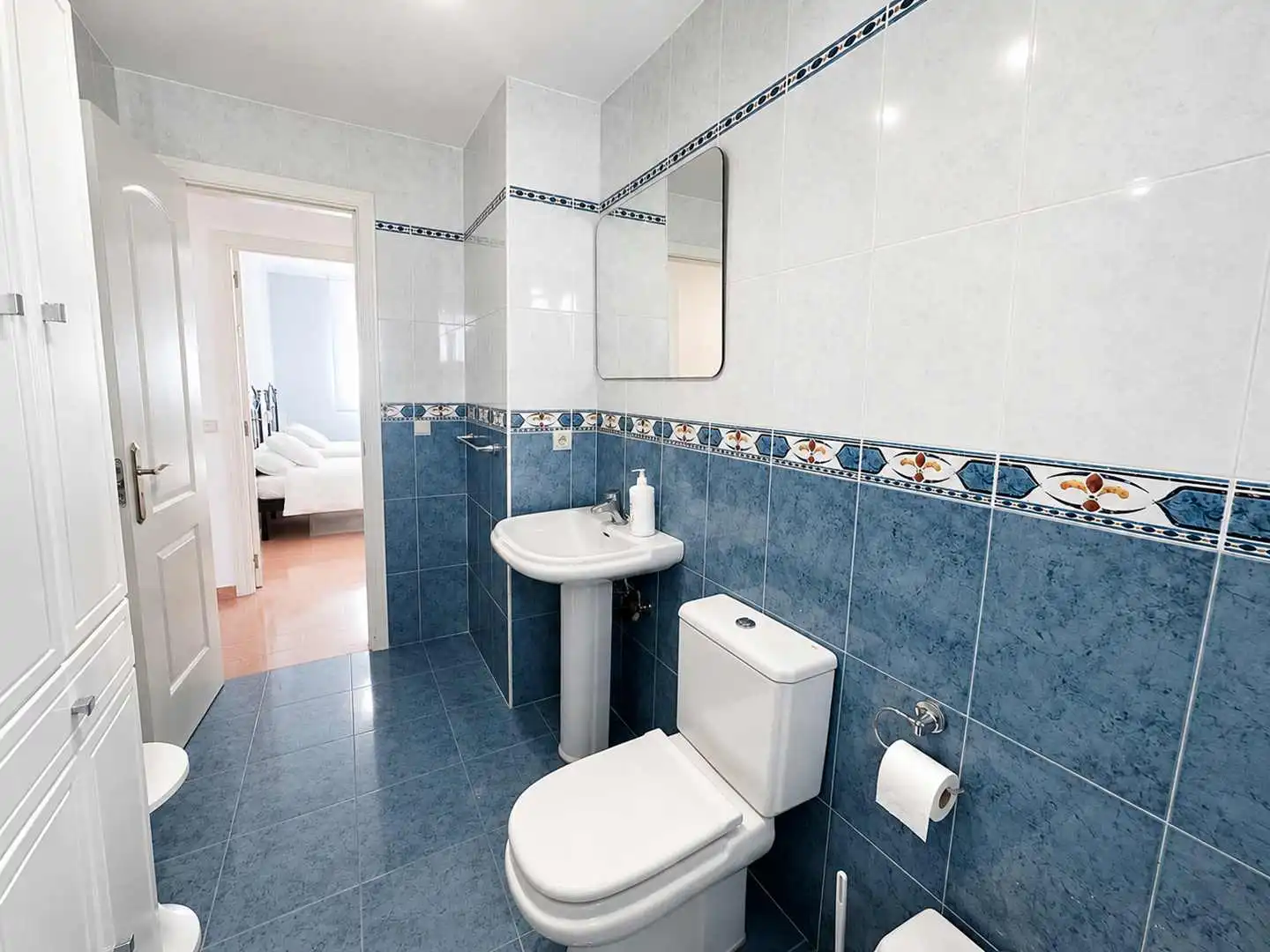 Badezimmer von Dachboden zur Miete in Manilva mit Klimaanlage, Terrasse und Möbliert
