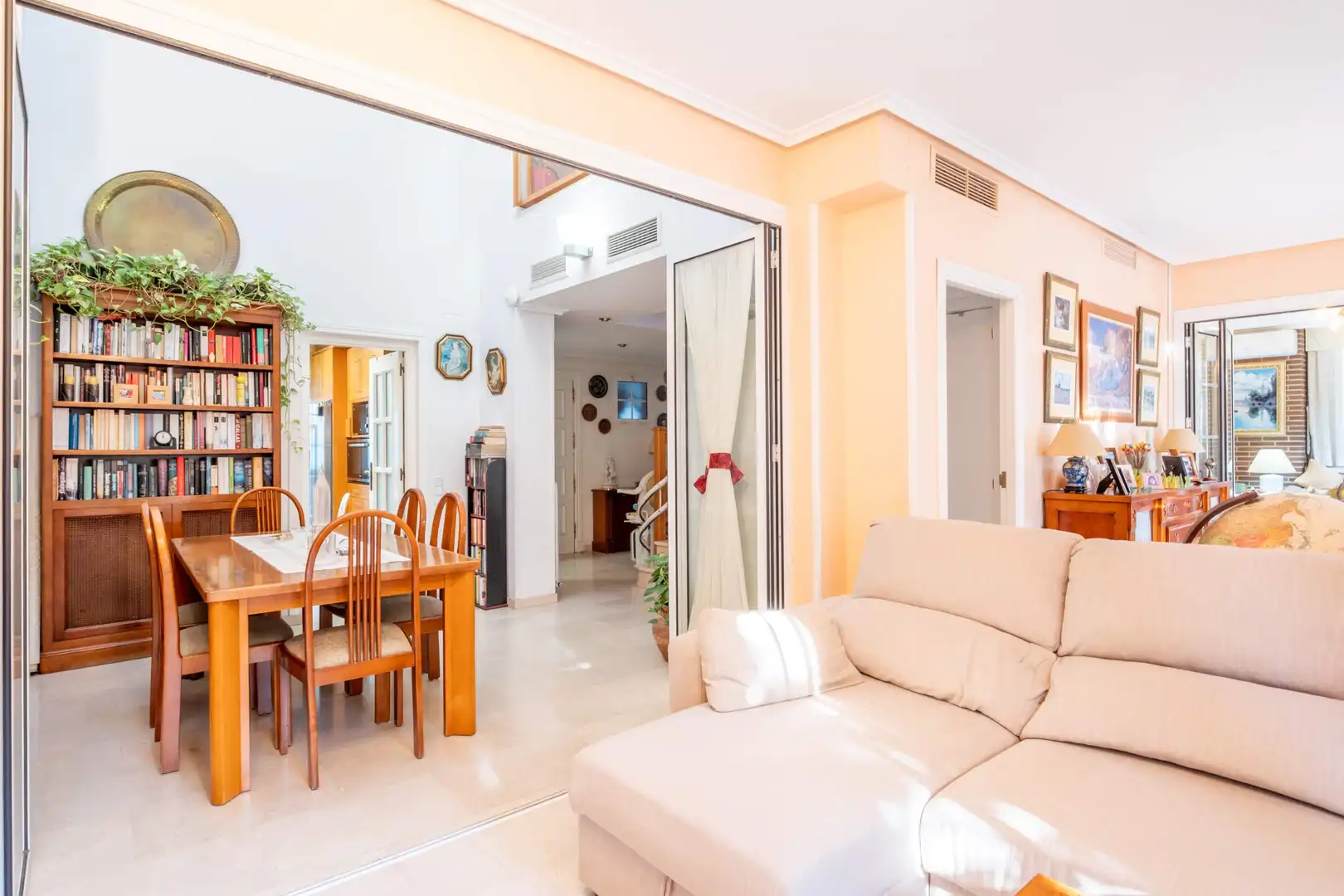 Living room of Detached homes for sale in Zaragoza  with Air Conditioner, Heating and Community pool