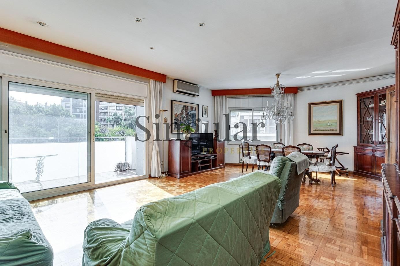 Living room of Flat for sale in  Barcelona Capital  with Air Conditioner, Heating and Parquet flooring