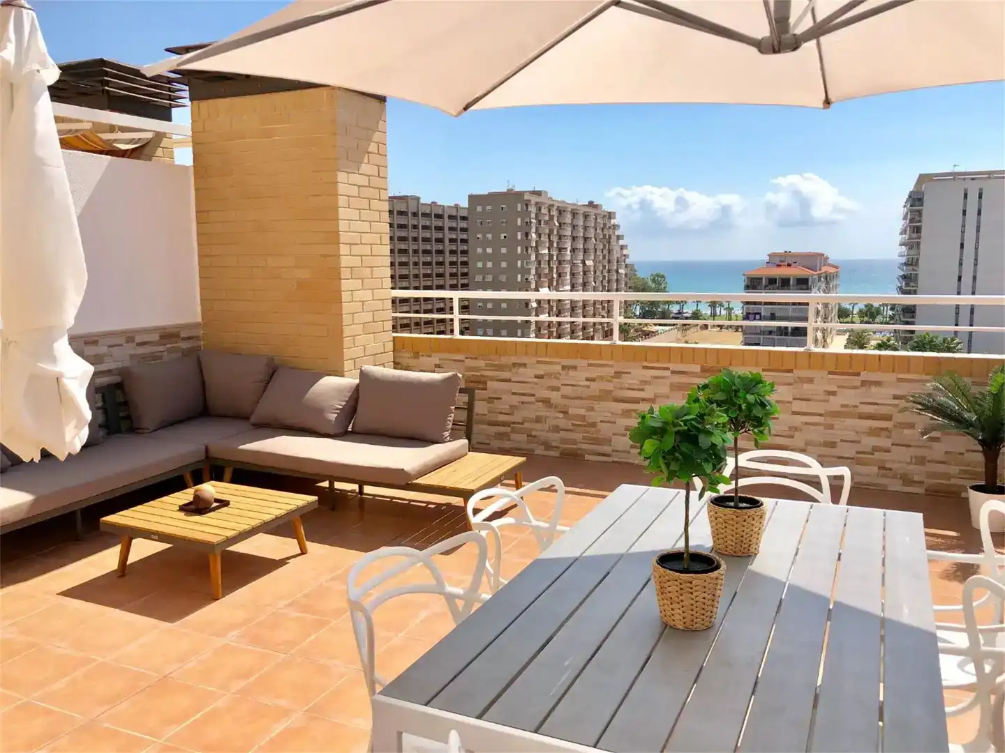 Terrasse von Dachboden zur Miete in Oropesa del Mar / Orpesa mit Klimaanlage und Schwimmbad