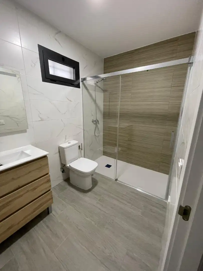 Badezimmer von Wohnung zur Miete in La Rinconada mit Klimaanlage, Heizung und Terrasse