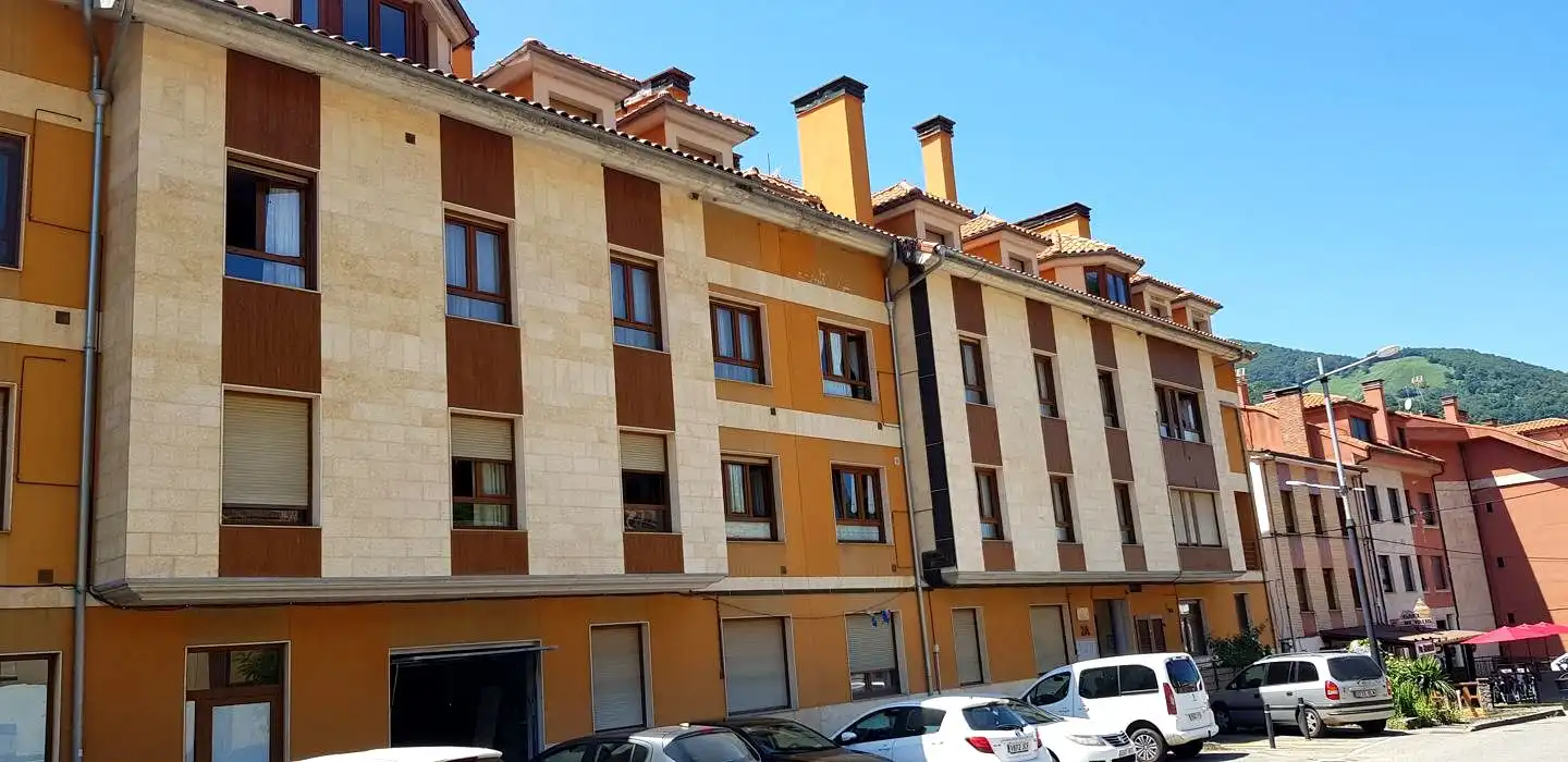 Vista exterior de Pis en venda en Aller amb Calefacció, Parquet i Terrassa
