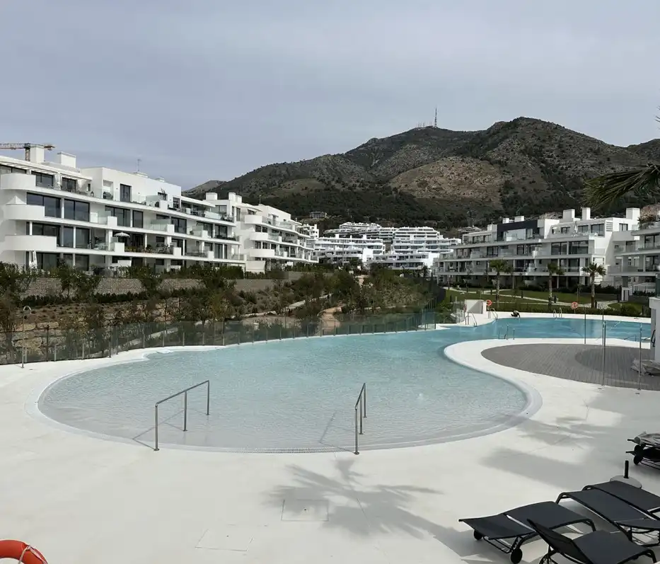 Pis amb piscina en venda a Avenida 8 de Marzo 32