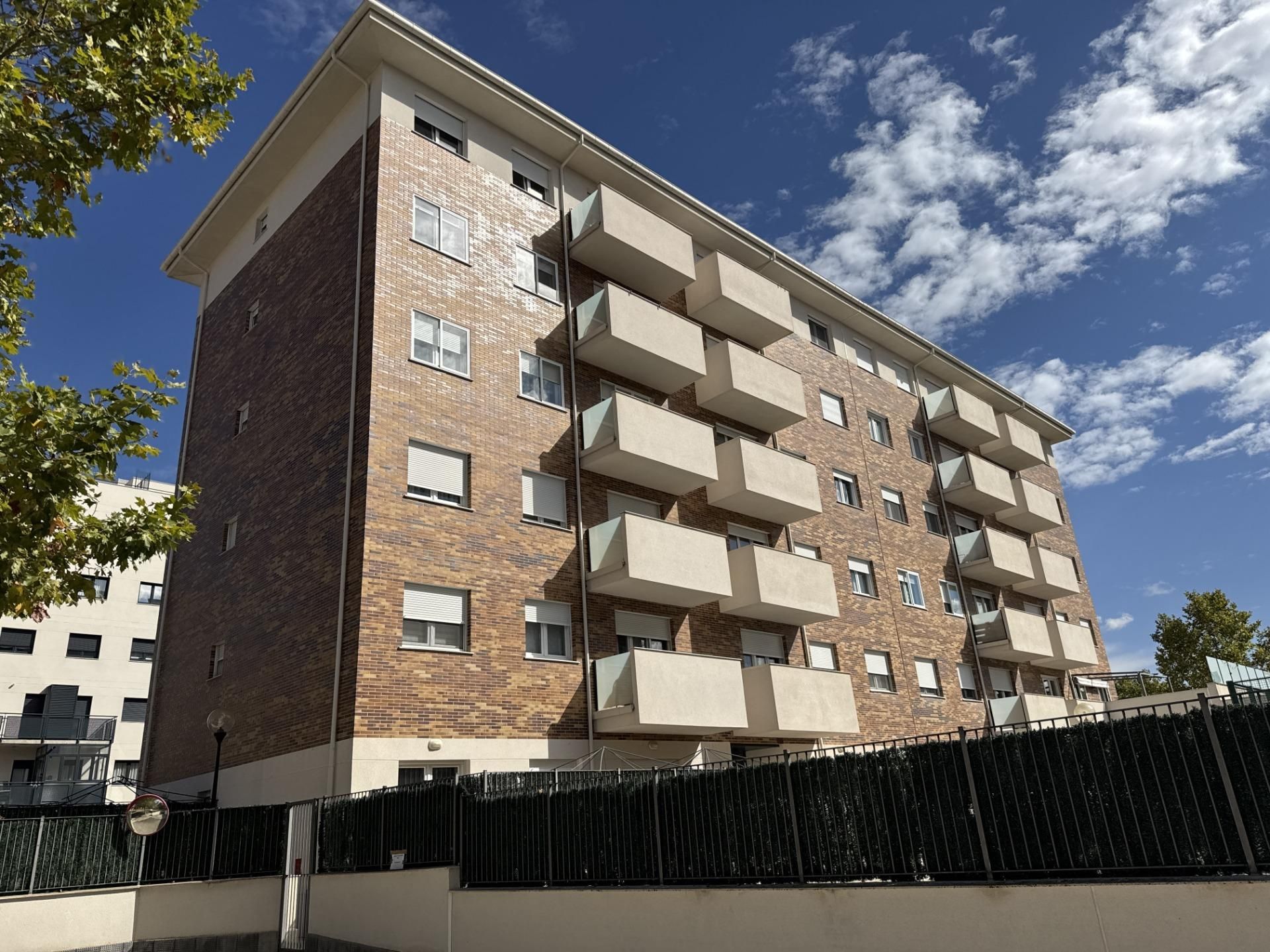 Vista exterior de Pis en venda en Ávila Capital amb Jardí privat i Piscina comunitària